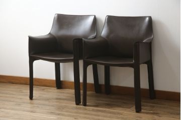 中古　Cassina(カッシーナ)　413　CAB(キャブ)　MARIO BELLINI(マリオベリーニ)　本革(レザー)　シンプルモダンな空間づくりに活躍するアームチェア2脚セット(ダイニングチェア、椅子、イス)(定価2脚で約83万6千円)(R-074315)