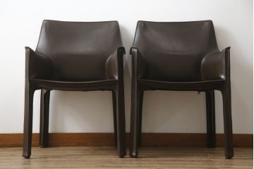 中古　Cassina(カッシーナ)　413　CAB(キャブ)　MARIO BELLINI(マリオベリーニ)　本革(レザー)　シンプルモダンな空間づくりに活躍するアームチェア2脚セット(ダイニングチェア、椅子、イス)(定価2脚で約83万6千円)(R-074315)