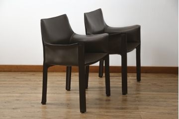 中古　Cassina(カッシーナ)　413　CAB(キャブ)　MARIO BELLINI(マリオベリーニ)　本革(レザー)　シンプルモダンな空間づくりに活躍するアームチェア2脚セット(ダイニングチェア、椅子、イス)(定価2脚で約83万6千円)(R-074315)