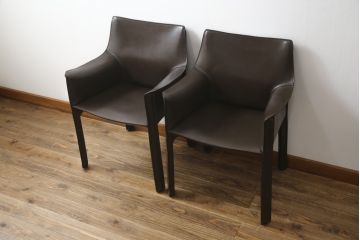 中古　Cassina(カッシーナ)　413　CAB(キャブ)　MARIO BELLINI(マリオベリーニ)　本革(レザー)　シンプルモダンな空間づくりに活躍するアームチェア2脚セット(ダイニングチェア、椅子、イス)(定価2脚で約83万6千円)(R-074315)