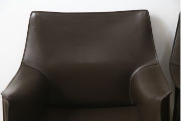 中古　Cassina(カッシーナ)　413　CAB(キャブ)　MARIO BELLINI(マリオベリーニ)　本革(レザー)　シンプルモダンな空間づくりに活躍するアームチェア2脚セット(ダイニングチェア、椅子、イス)(定価2脚で約83万6千円)(R-074315)