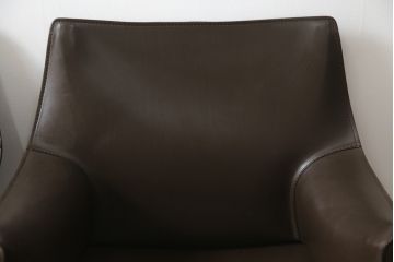 中古　Cassina(カッシーナ)　413　CAB(キャブ)　MARIO BELLINI(マリオベリーニ)　本革(レザー)　シンプルモダンな空間づくりに活躍するアームチェア2脚セット(ダイニングチェア、椅子、イス)(定価2脚で約83万6千円)(R-074315)