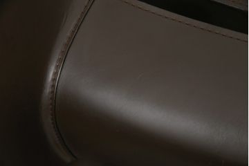 中古　Cassina(カッシーナ)　413　CAB(キャブ)　MARIO BELLINI(マリオベリーニ)　本革(レザー)　シンプルモダンな空間づくりに活躍するアームチェア2脚セット(ダイニングチェア、椅子、イス)(定価2脚で約83万6千円)(R-074315)
