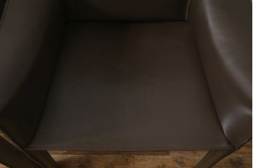 中古　Cassina(カッシーナ)　413　CAB(キャブ)　MARIO BELLINI(マリオベリーニ)　本革(レザー)　シンプルモダンな空間づくりに活躍するアームチェア2脚セット(ダイニングチェア、椅子、イス)(定価2脚で約83万6千円)(R-074315)