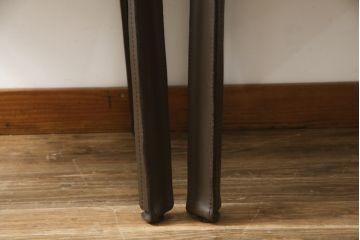 中古　Cassina(カッシーナ)　413　CAB(キャブ)　MARIO BELLINI(マリオベリーニ)　本革(レザー)　シンプルモダンな空間づくりに活躍するアームチェア2脚セット(ダイニングチェア、椅子、イス)(定価2脚で約83万6千円)(R-074315)