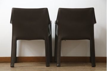中古　Cassina(カッシーナ)　413　CAB(キャブ)　MARIO BELLINI(マリオベリーニ)　本革(レザー)　シンプルモダンな空間づくりに活躍するアームチェア2脚セット(ダイニングチェア、椅子、イス)(定価2脚で約83万6千円)(R-074315)