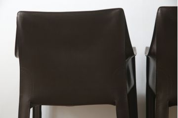 中古　Cassina(カッシーナ)　413　CAB(キャブ)　MARIO BELLINI(マリオベリーニ)　本革(レザー)　シンプルモダンな空間づくりに活躍するアームチェア2脚セット(ダイニングチェア、椅子、イス)(定価2脚で約83万6千円)(R-074315)