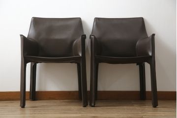 中古　Cassina(カッシーナ)　413　CAB(キャブ)　MARIO BELLINI(マリオベリーニ)　本革(レザー)　シンプルモダンな空間づくりに活躍するアームチェア2脚セット(ダイニングチェア、椅子、イス)(定価2脚で約83万6千円)(R-074316)