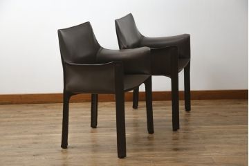 中古　Cassina(カッシーナ)　413　CAB(キャブ)　MARIO BELLINI(マリオベリーニ)　本革(レザー)　シンプルモダンな空間づくりに活躍するアームチェア2脚セット(ダイニングチェア、椅子、イス)(定価2脚で約83万6千円)(R-074316)