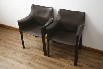 中古　Cassina(カッシーナ)　413　CAB(キャブ)　MARIO BELLINI(マリオベリーニ)　本革(レザー)　シンプルモダンな空間づくりに活躍するアームチェア2脚セット(ダイニングチェア、椅子、イス)(定価2脚で約83万6千円)(R-074316)