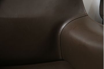 中古　Cassina(カッシーナ)　413　CAB(キャブ)　MARIO BELLINI(マリオベリーニ)　本革(レザー)　シンプルモダンな空間づくりに活躍するアームチェア2脚セット(ダイニングチェア、椅子、イス)(定価2脚で約83万6千円)(R-074316)