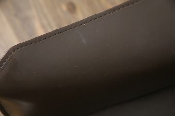 中古　Cassina(カッシーナ)　413　CAB(キャブ)　MARIO BELLINI(マリオベリーニ)　本革(レザー)　シンプルモダンな空間づくりに活躍するアームチェア2脚セット(ダイニングチェア、椅子、イス)(定価2脚で約83万6千円)(R-074316)