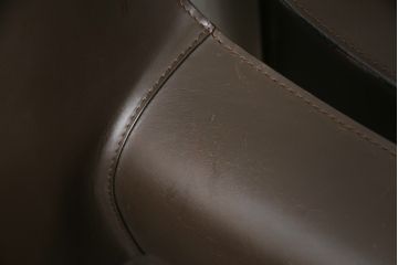 中古　Cassina(カッシーナ)　413　CAB(キャブ)　MARIO BELLINI(マリオベリーニ)　本革(レザー)　シンプルモダンな空間づくりに活躍するアームチェア2脚セット(ダイニングチェア、椅子、イス)(定価2脚で約83万6千円)(R-074316)