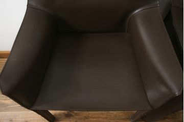 中古　Cassina(カッシーナ)　413　CAB(キャブ)　MARIO BELLINI(マリオベリーニ)　本革(レザー)　シンプルモダンな空間づくりに活躍するアームチェア2脚セット(ダイニングチェア、椅子、イス)(定価2脚で約83万6千円)(R-074316)