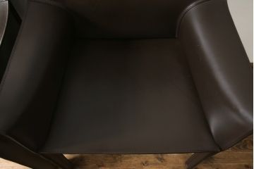中古　Cassina(カッシーナ)　413　CAB(キャブ)　MARIO BELLINI(マリオベリーニ)　本革(レザー)　シンプルモダンな空間づくりに活躍するアームチェア2脚セット(ダイニングチェア、椅子、イス)(定価2脚で約83万6千円)(R-074316)