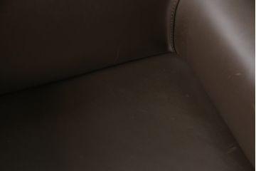 中古　Cassina(カッシーナ)　413　CAB(キャブ)　MARIO BELLINI(マリオベリーニ)　本革(レザー)　シンプルモダンな空間づくりに活躍するアームチェア2脚セット(ダイニングチェア、椅子、イス)(定価2脚で約83万6千円)(R-074316)