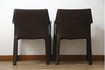 中古　Cassina(カッシーナ)　413　CAB(キャブ)　MARIO BELLINI(マリオベリーニ)　本革(レザー)　シンプルモダンな空間づくりに活躍するアームチェア2脚セット(ダイニングチェア、椅子、イス)(定価2脚で約83万6千円)(R-074316)