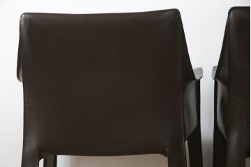 中古　Cassina(カッシーナ)　413　CAB(キャブ)　MARIO BELLINI(マリオベリーニ)　本革(レザー)　シンプルモダンな空間づくりに活躍するアームチェア2脚セット(ダイニングチェア、椅子、イス)(定価2脚で約83万6千円)(R-074316)