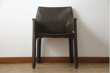 中古　Cassina(カッシーナ)　413　CAB(キャブ)　MARIO BELLINI(マリオベリーニ)　本革(レザー)　シンプルモダンな空間づくりに活躍するアームチェア(ダイニングチェア、椅子、イス)(定価約41万8千円)(R-074317)