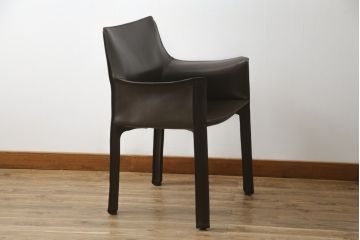 中古　Cassina(カッシーナ)　413　CAB(キャブ)　MARIO BELLINI(マリオベリーニ)　本革(レザー)　シンプルモダンな空間づくりに活躍するアームチェア(ダイニングチェア、椅子、イス)(定価約41万8千円)(R-074317)