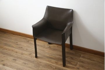 中古　Cassina(カッシーナ)　413　CAB(キャブ)　MARIO BELLINI(マリオベリーニ)　本革(レザー)　シンプルモダンな空間づくりに活躍するアームチェア(ダイニングチェア、椅子、イス)(定価約41万8千円)(R-074317)