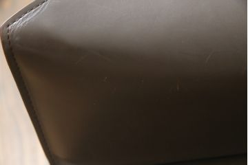 中古　Cassina(カッシーナ)　413　CAB(キャブ)　MARIO BELLINI(マリオベリーニ)　本革(レザー)　シンプルモダンな空間づくりに活躍するアームチェア(ダイニングチェア、椅子、イス)(定価約41万8千円)(R-074317)