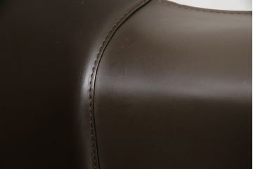 中古　Cassina(カッシーナ)　413　CAB(キャブ)　MARIO BELLINI(マリオベリーニ)　本革(レザー)　シンプルモダンな空間づくりに活躍するアームチェア(ダイニングチェア、椅子、イス)(定価約41万8千円)(R-074317)