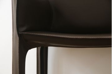 中古　Cassina(カッシーナ)　413　CAB(キャブ)　MARIO BELLINI(マリオベリーニ)　本革(レザー)　シンプルモダンな空間づくりに活躍するアームチェア(ダイニングチェア、椅子、イス)(定価約41万8千円)(R-074317)