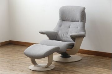 中古　美品　カリモク家具(karimoku)　ザ・ファースト(THE FIRST)　RU72　S+サイズ　くつろぎの空間におすすめのリクライニングチェアとオットマンのセット(リクライニングソファ、リクライナー、1人掛けソファ、アームチェア、回転椅子、フットスツール)(R-074338)