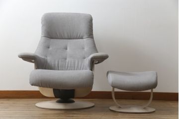 中古　美品　カリモク家具(karimoku)　ザ・ファースト(THE FIRST)　RU72　S+サイズ　くつろぎの空間におすすめのリクライニングチェアとオットマンのセット(リクライニングソファ、リクライナー、1人掛けソファ、アームチェア、回転椅子、フットスツール)(R-074338)