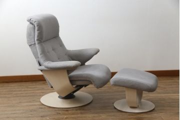 中古　美品　カリモク家具(karimoku)　ザ・ファースト(THE FIRST)　RU72　S+サイズ　くつろぎの空間におすすめのリクライニングチェアとオットマンのセット(リクライニングソファ、リクライナー、1人掛けソファ、アームチェア、回転椅子、フットスツール)(R-074338)