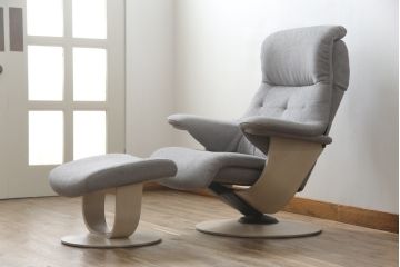 中古　美品　カリモク家具(karimoku)　ザ・ファースト(THE FIRST)　RU72　S+サイズ　くつろぎの空間におすすめのリクライニングチェアとオットマンのセット(リクライニングソファ、リクライナー、1人掛けソファ、アームチェア、回転椅子、フットスツール)(R-074338)
