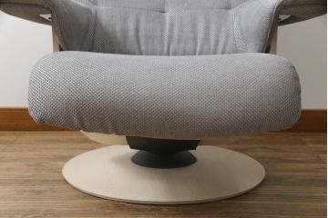 中古　美品　カリモク家具(karimoku)　ザ・ファースト(THE FIRST)　RU72　S+サイズ　くつろぎの空間におすすめのリクライニングチェアとオットマンのセット(リクライニングソファ、リクライナー、1人掛けソファ、アームチェア、回転椅子、フットスツール)(R-074338)