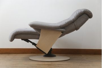 中古　美品　カリモク家具(karimoku)　ザ・ファースト(THE FIRST)　RU72　S+サイズ　くつろぎの空間におすすめのリクライニングチェアとオットマンのセット(リクライニングソファ、リクライナー、1人掛けソファ、アームチェア、回転椅子、フットスツール)(R-074338)