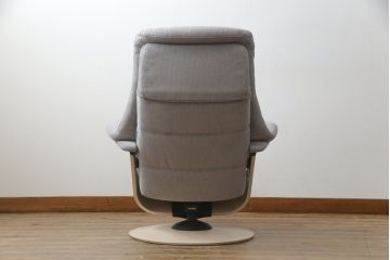 中古　美品　カリモク家具(karimoku)　ザ・ファースト(THE FIRST)　RU72　S+サイズ　くつろぎの空間におすすめのリクライニングチェアとオットマンのセット(リクライニングソファ、リクライナー、1人掛けソファ、アームチェア、回転椅子、フットスツール)(R-074338)