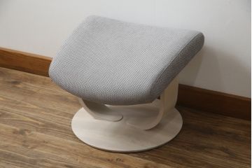 中古　美品　カリモク家具(karimoku)　ザ・ファースト(THE FIRST)　RU72　S+サイズ　くつろぎの空間におすすめのリクライニングチェアとオットマンのセット(リクライニングソファ、リクライナー、1人掛けソファ、アームチェア、回転椅子、フットスツール)(R-074338)