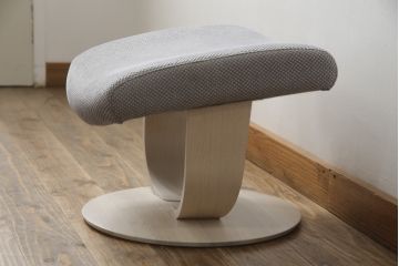 中古　美品　カリモク家具(karimoku)　ザ・ファースト(THE FIRST)　RU72　S+サイズ　くつろぎの空間におすすめのリクライニングチェアとオットマンのセット(リクライニングソファ、リクライナー、1人掛けソファ、アームチェア、回転椅子、フットスツール)(R-074338)