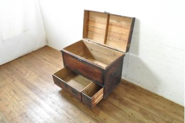 和製アンティーク　江戸期　時代の流れを感じさせる風合いが味わい深い引き出し付きの小さな長持(トランク、収納箱)(R-074342)