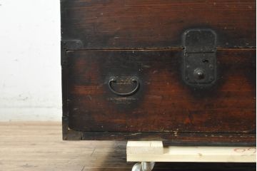 和製アンティーク　江戸期　時代の流れを感じさせる風合いが味わい深い引き出し付きの小さな長持(トランク、収納箱)(R-074342)