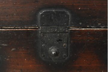 和製アンティーク　江戸期　時代の流れを感じさせる風合いが味わい深い引き出し付きの小さな長持(トランク、収納箱)(R-074342)