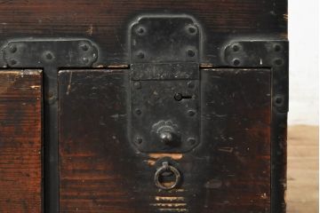 和製アンティーク　江戸期　時代の流れを感じさせる風合いが味わい深い引き出し付きの小さな長持(トランク、収納箱)(R-074342)