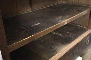 和製アンティーク　上手物!!　前面欅(ケヤキ)材　玉杢　黒柿引き戸枠　四尺　和の空間づくりにおすすめの二段重ね関東水屋箪笥(食器棚、キャビネット、収納箪笥、茶棚、茶箪笥、収納棚、戸棚、店舗什器)(R-074343)