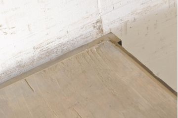 和製アンティーク　上手物!!　前面欅(ケヤキ)材　玉杢　黒柿引き戸枠　四尺　和の空間づくりにおすすめの二段重ね関東水屋箪笥(食器棚、キャビネット、収納箪笥、茶棚、茶箪笥、収納棚、戸棚、店舗什器)(R-074343)
