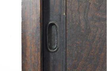 和製アンティーク　上手物!!　前面欅(ケヤキ)材　玉杢　黒柿引き戸枠　四尺　和の空間づくりにおすすめの二段重ね関東水屋箪笥(食器棚、キャビネット、収納箪笥、茶棚、茶箪笥、収納棚、戸棚、店舗什器)(R-074343)