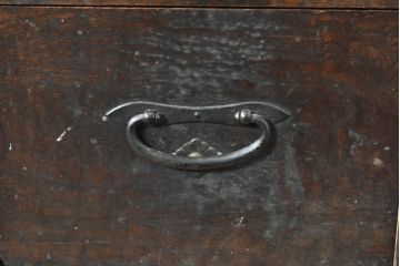 和製アンティーク　上手物!!　前面欅(ケヤキ)材　玉杢　黒柿引き戸枠　四尺　和の空間づくりにおすすめの二段重ね関東水屋箪笥(食器棚、キャビネット、収納箪笥、茶棚、茶箪笥、収納棚、戸棚、店舗什器)(R-074343)