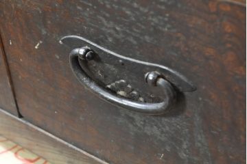 和製アンティーク　上手物!!　前面欅(ケヤキ)材　玉杢　黒柿引き戸枠　四尺　和の空間づくりにおすすめの二段重ね関東水屋箪笥(食器棚、キャビネット、収納箪笥、茶棚、茶箪笥、収納棚、戸棚、店舗什器)(R-074343)