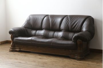 中古　美品　オランダ製　本革　重厚感のある佇まいが魅力的!! 伝統的ダッチカントリースタイルの3人掛けレザーソファ(アームソファ、三人掛け、3P)(定価約41万円)(R-074347)