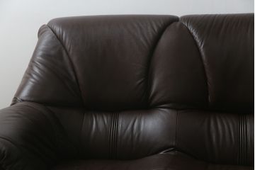 中古　美品　オランダ製　本革　重厚感のある佇まいが魅力的!! 伝統的ダッチカントリースタイルの3人掛けレザーソファ(アームソファ、三人掛け、3P)(定価約41万円)(R-074347)