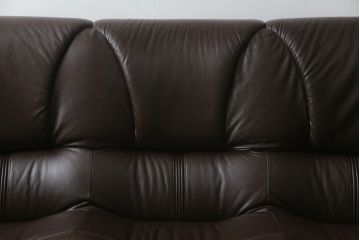 中古　美品　オランダ製　本革　重厚感のある佇まいが魅力的!! 伝統的ダッチカントリースタイルの3人掛けレザーソファ(アームソファ、三人掛け、3P)(定価約41万円)(R-074347)