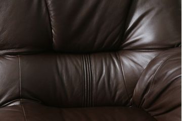 中古　美品　オランダ製　本革　重厚感のある佇まいが魅力的!! 伝統的ダッチカントリースタイルの3人掛けレザーソファ(アームソファ、三人掛け、3P)(定価約41万円)(R-074347)